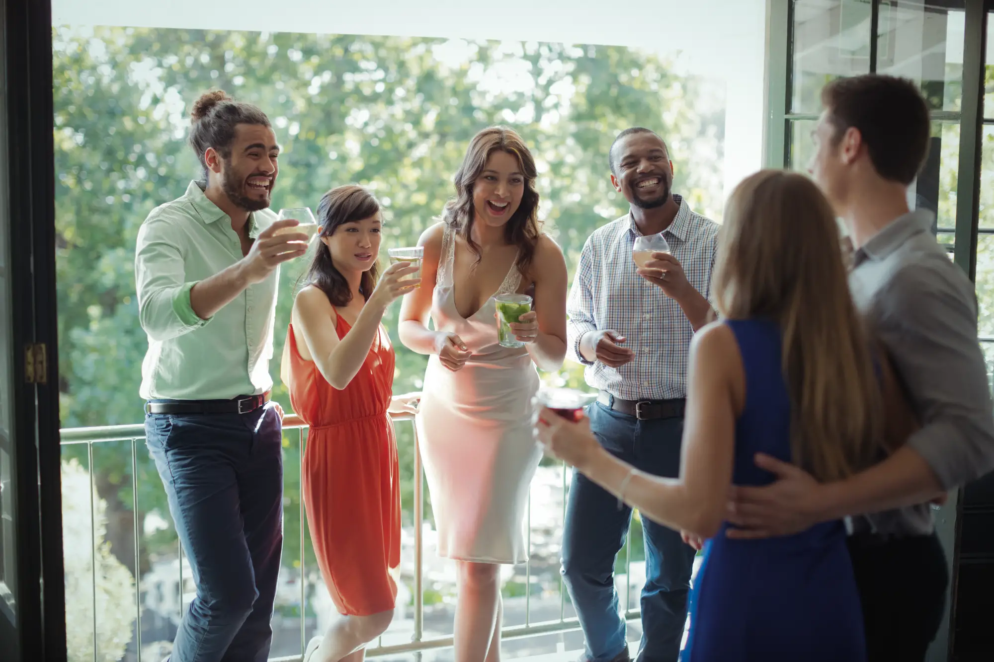 groupe d'amis portant un toast